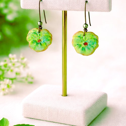 Boucles d'oreilles nature fleur en porcelaine froide, fait main - bijou façonné à la main - idée cadeau boucles  pas chères