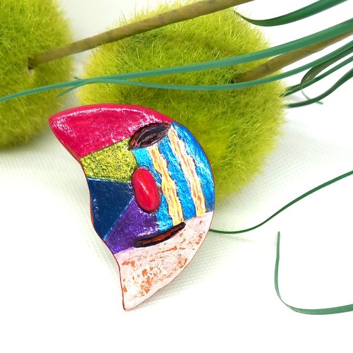 Broche masque coloré en forme de lune en argile durcissante
