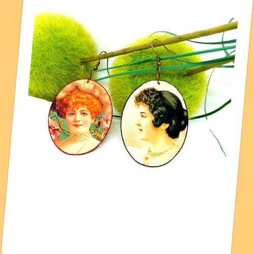 Des boucles d'oreilles dépareillées élégantes style vintage charme d'antan