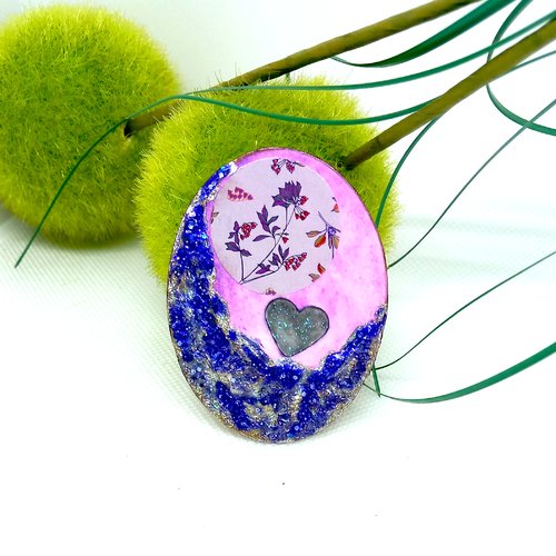 Broche ovale violette en alumium peint - bijou moderne avec coeur en relief - cadeau broche moderne originale