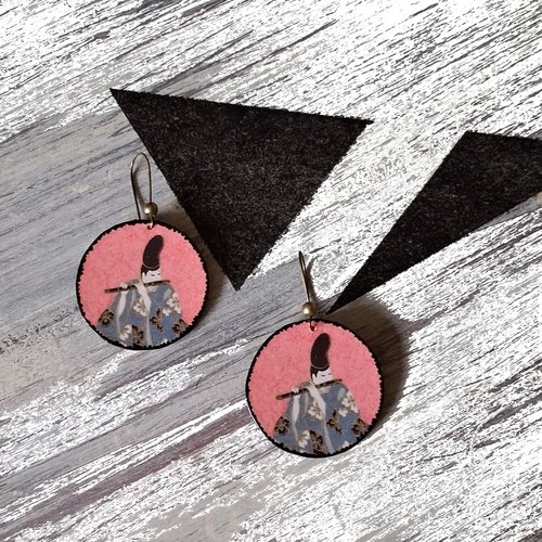 Boucles d'oreilles geisha rondes illustrées inspiration japonaise - bijou artisanal fait main - rose et gris