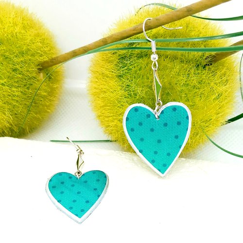 Boucles d'oreilles artisanales en forme de coeur bleu à pois - bijou artisanal doux et romantique
