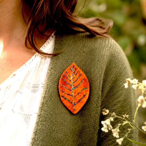 Broche artisanale velour orange et paillettes | style nature feuille d'automne | idée cadeau pas cher