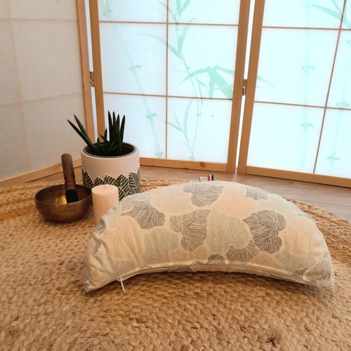 Coussin de méditation demi lune pour méditer se poser partager motif feuillage ecru