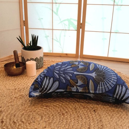 Coussin de méditation demi lune pour méditer se poser partager motif dattier bleu