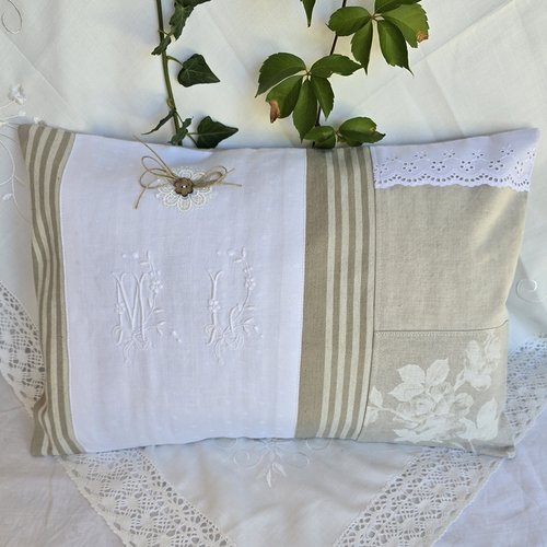 Coussin rectangulaire toile à matelas et monogramme ancien