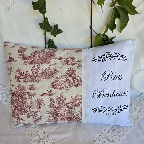 Coussin rectangulaire toile de jouy feston ancien avec inscription petits bonheur