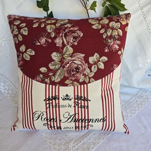 Coussin carré toile à matelas et ses roses anciennes avec inscriptions peintes