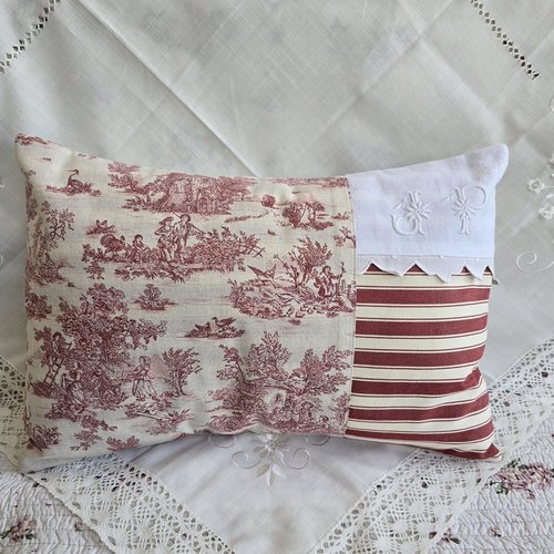 Coussin déhoussable rectangulaire toile de jouy monogramme ancien et toile à matelas