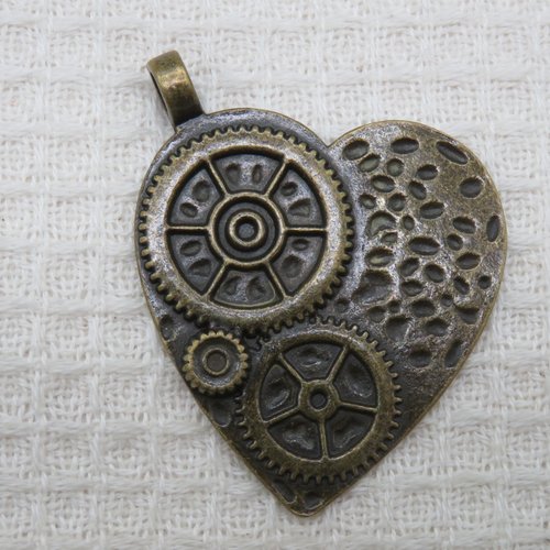 Pendentif coeur engrenage steampunk en métal couleur bronze effet martelé
