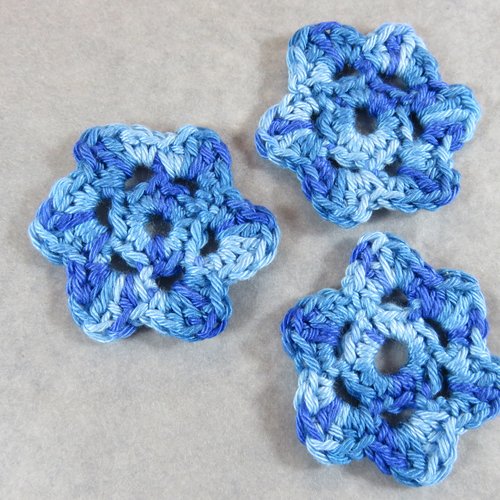 Écusson fleur bleu crocheté patch à coudre - lot de 3