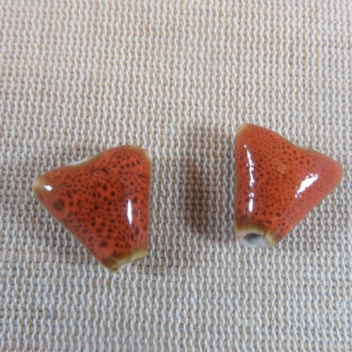 Perles triangle orange en céramique 17mm - lot de 2