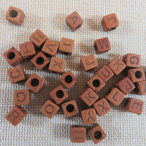 Perles lettres carré alphabet acrylique 6mm marron - lot de 100