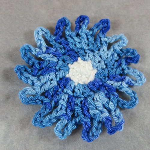 Appliqué fleur bleu au crochet, écusson à coudre