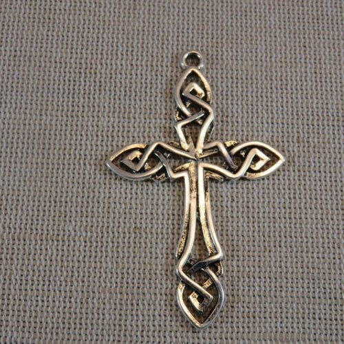 Pendentif croix nœud celtique en métal couleur argenté vieilli 58mm x 36mm