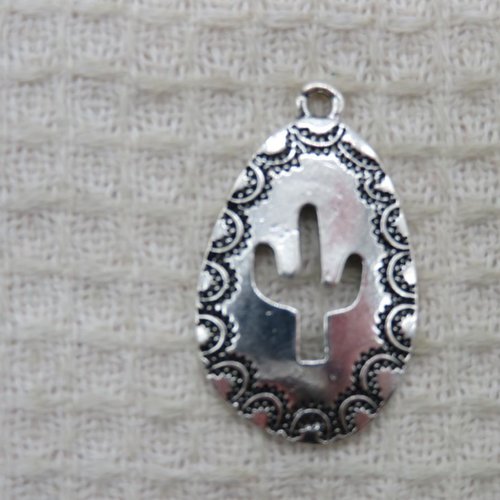 Pendentif cactus ovale métal couleur argenté 33mm