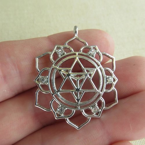 Pendentif merkaba fleur lotus métal argenté 39mm avec strass