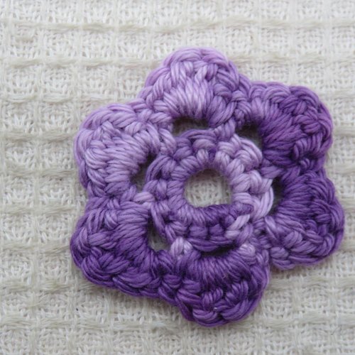 Fleur violet écusson à coudre 45mm patch crocheté