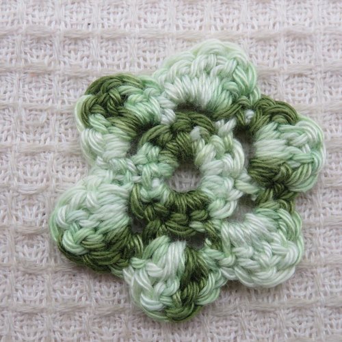 Fleur verte écusson à coudre 45mm patch crocheté