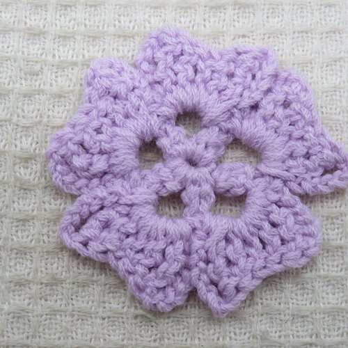 Appliqué fleur mauve au crochet, écusson à coudre
