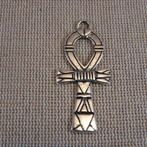Pendentif croix ankh métal couleur argenté 41mm