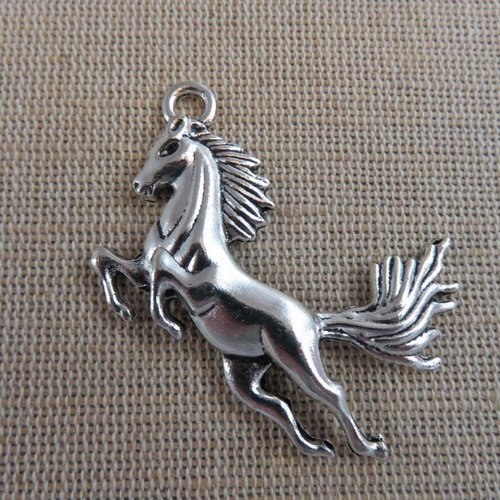 Pendentif cheval cabré métal couleur argenté 50mm breloque
