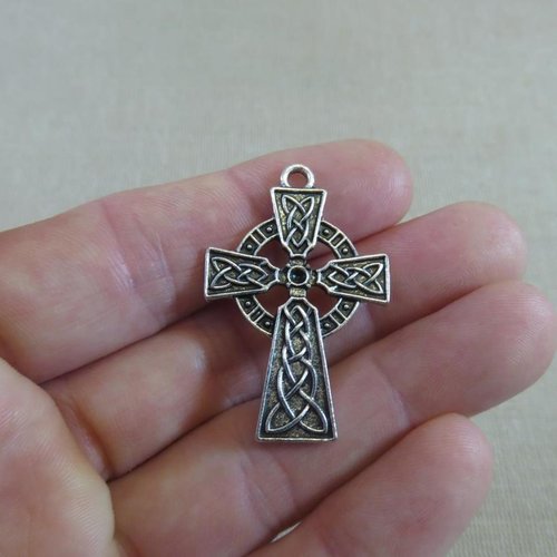 Pendentif croix gravé nœud celtique 38mm métal coloris argenté - apprêt pour bijoux