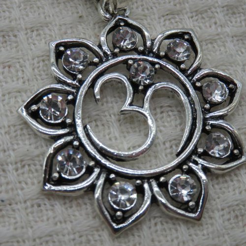 Grand pendentif yoga fleur lotus argenté avec strass brillant