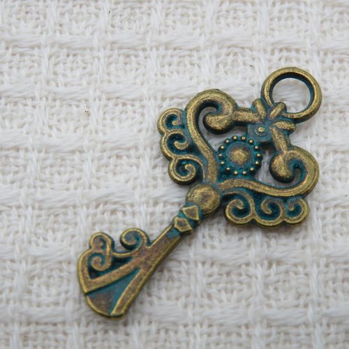 Pendentif clé bronze patiné antique 33mm