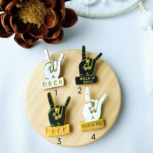 Broches main rock n'roll