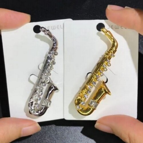 Broche bijou épingle saxophone, acier couleur argenté ou doré au choix.