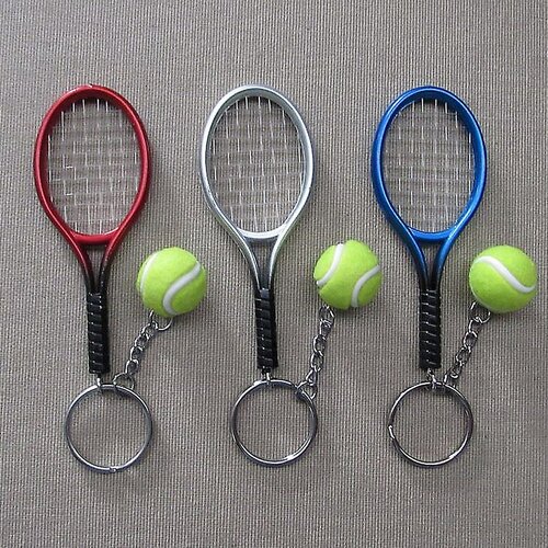 Porte-clés, bijou de sac, raquette et balle de tennis en plastique.