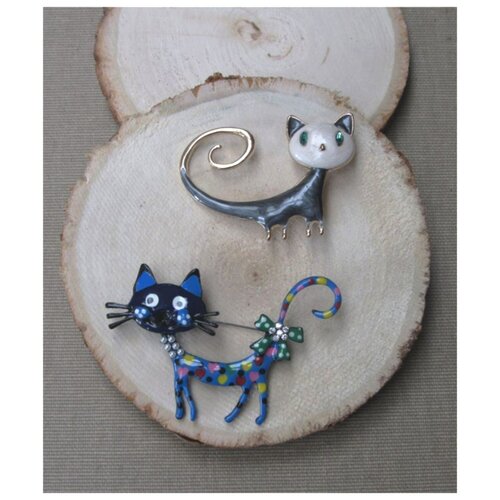 Broche bijou épingle chat bleu et chat gris dominant, acier.