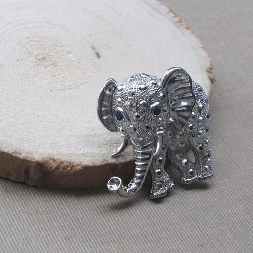 Broche bijou épingle éléphant en acier argenté.