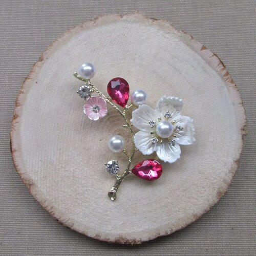 Broche bijou épingle fleur blanche, cristal rose et perles nacrées.