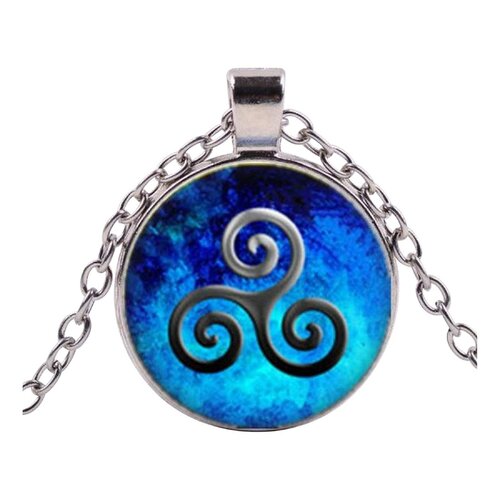 Collier, pendentif symbole triskel spirale.