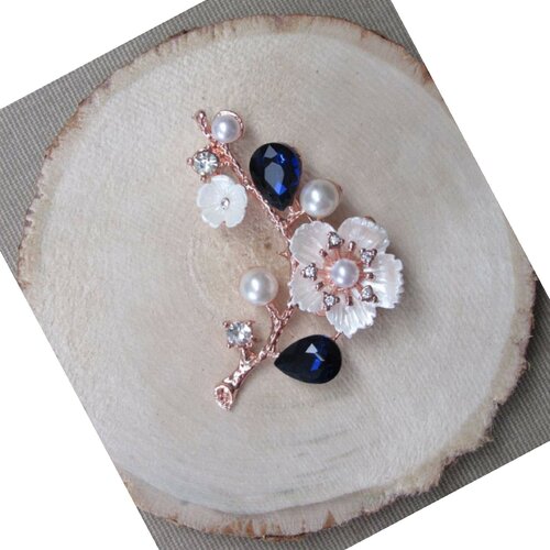 Broche bijou épingle fleur blanche, cristal bleu et perles nacrées.