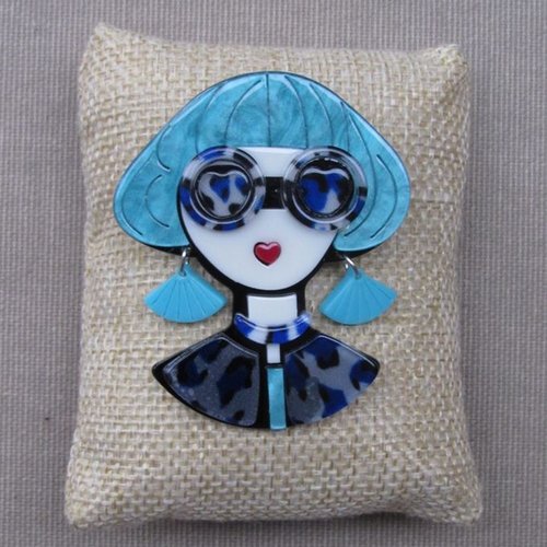 Broche bijou visage femme a lunette et boucles d'oreilles, bleu léopard.