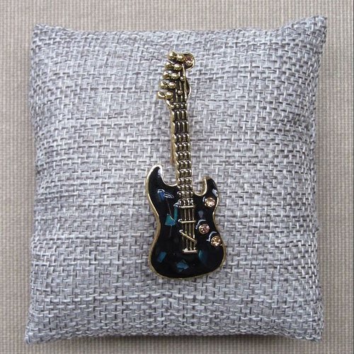 Broche bijou style guitare rock noire, petites pierres incrustées.