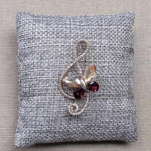Broche bijou clé de sol et papillon acier gris argenté et cristal couleur champagne.