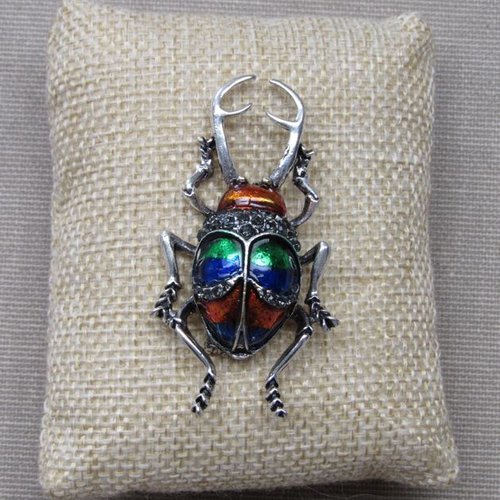 Broche bijou insecte coléoptère style scarabée multicolore.