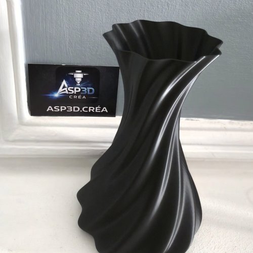 Vase décoratif torsadé en impression 3d – finition mate
