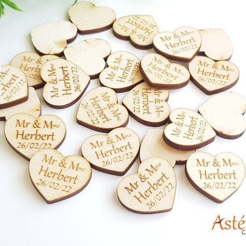 Décorations de table confettis coeurs en bois personnalisées mariage saint valentin