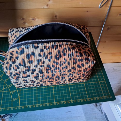 Trousse de toilette en velours leopard