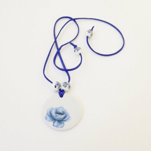Bijou en porcelaine la rose bleue