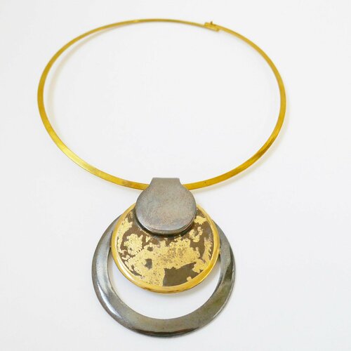 Bijou en porcelaine marron et or,