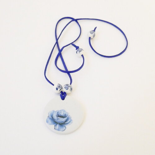 Bijou en porcelaine la rose bleue