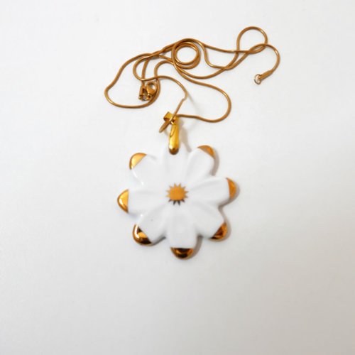 Bijou fleur en porcelaine