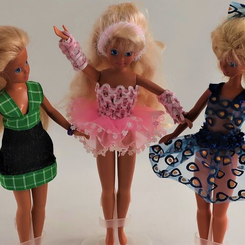 Vêtements/lot pour les petites filles de barbie - " 2 robes courtes et 1 tutu"