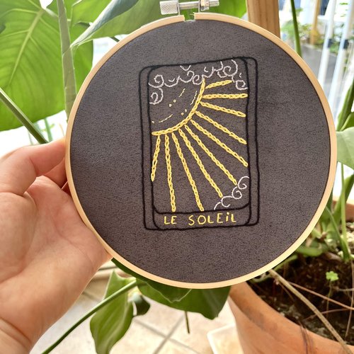 Tambour brodé à la main – carte de tarot "le soleil" (15 cm)